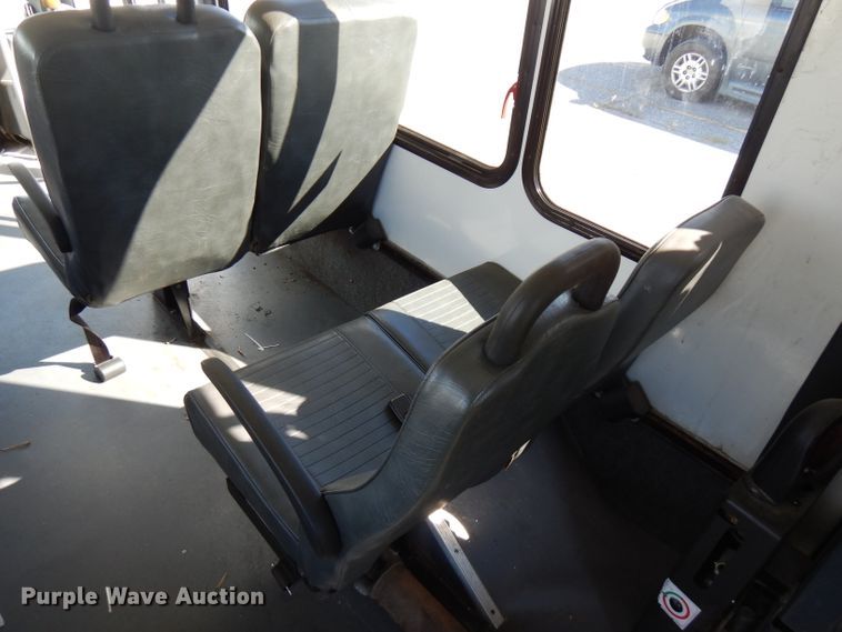 image for item FR9127 2006 Ford E350 Super Duty  shuttle bus