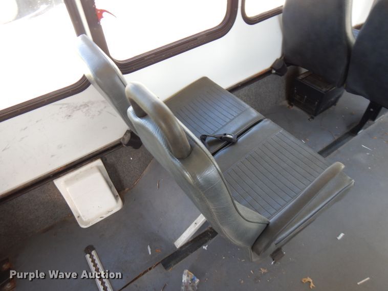 image for item FR9127 2006 Ford E350 Super Duty  shuttle bus