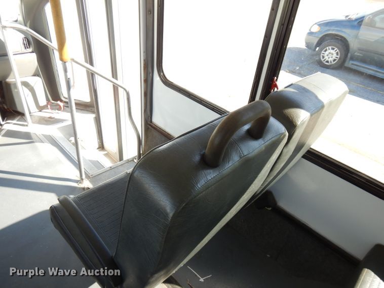 image for item FR9127 2006 Ford E350 Super Duty  shuttle bus