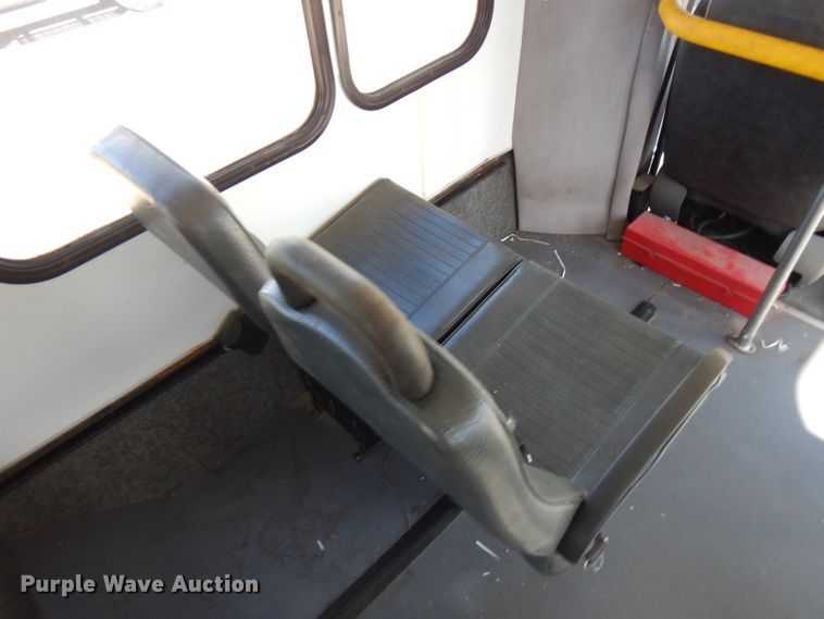 image for item FR9127 2006 Ford E350 Super Duty  shuttle bus