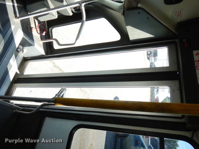 image for item FR9127 2006 Ford E350 Super Duty  shuttle bus