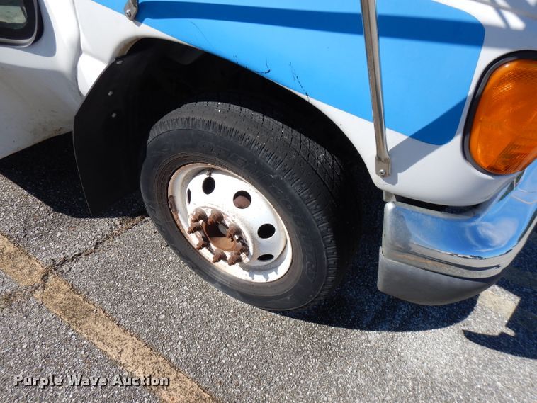 image for item FR9127 2006 Ford E350 Super Duty  shuttle bus