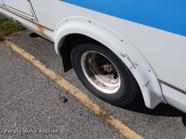 image for item FR9127 2006 Ford E350 Super Duty  shuttle bus