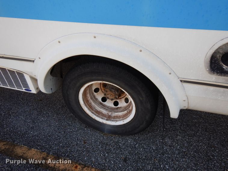 image for item FR9127 2006 Ford E350 Super Duty  shuttle bus