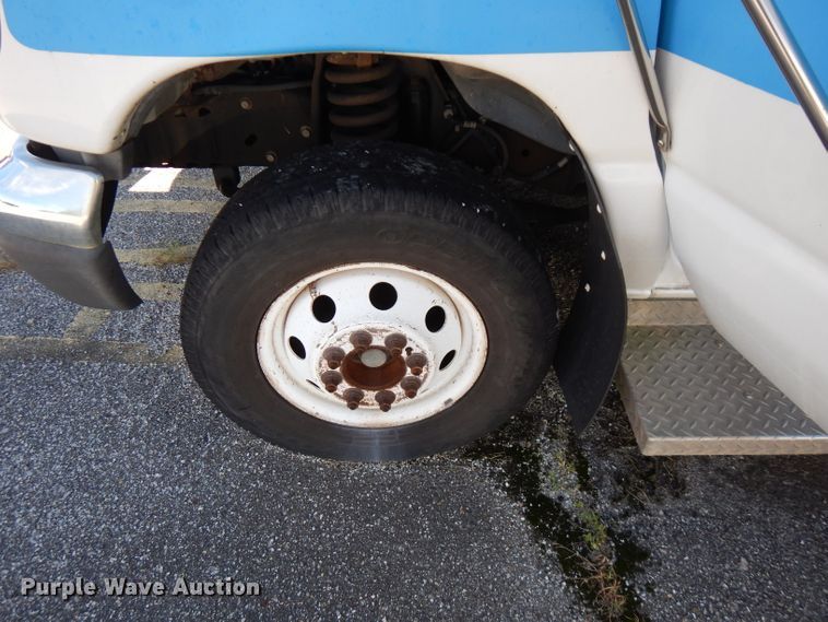 image for item FR9127 2006 Ford E350 Super Duty  shuttle bus