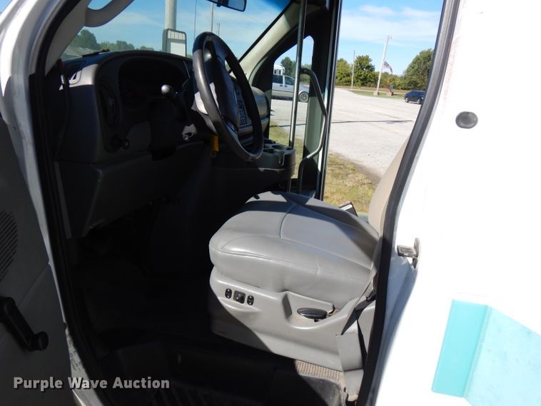 image for item FR9130 2007 Ford Econoline E450  shuttle bus