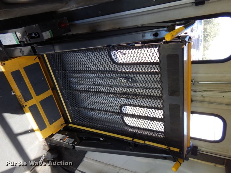 image for item FR9130 2007 Ford Econoline E450  shuttle bus