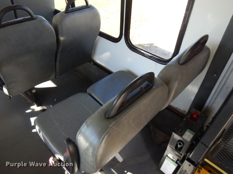 image for item FR9130 2007 Ford Econoline E450  shuttle bus