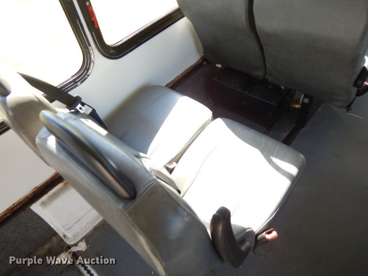 image for item FR9130 2007 Ford Econoline E450  shuttle bus