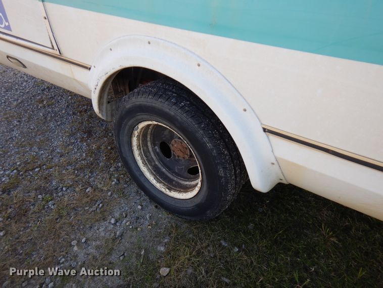 image for item FR9130 2007 Ford Econoline E450  shuttle bus