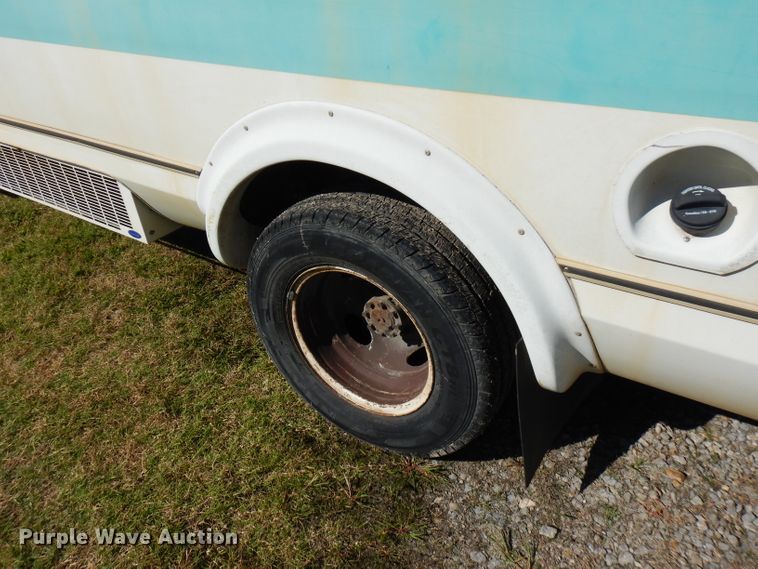 image for item FR9130 2007 Ford Econoline E450  shuttle bus