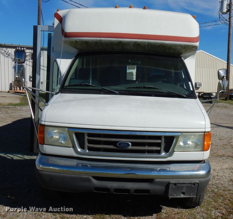image for item FR9131 2006 Ford E350   shuttle bus