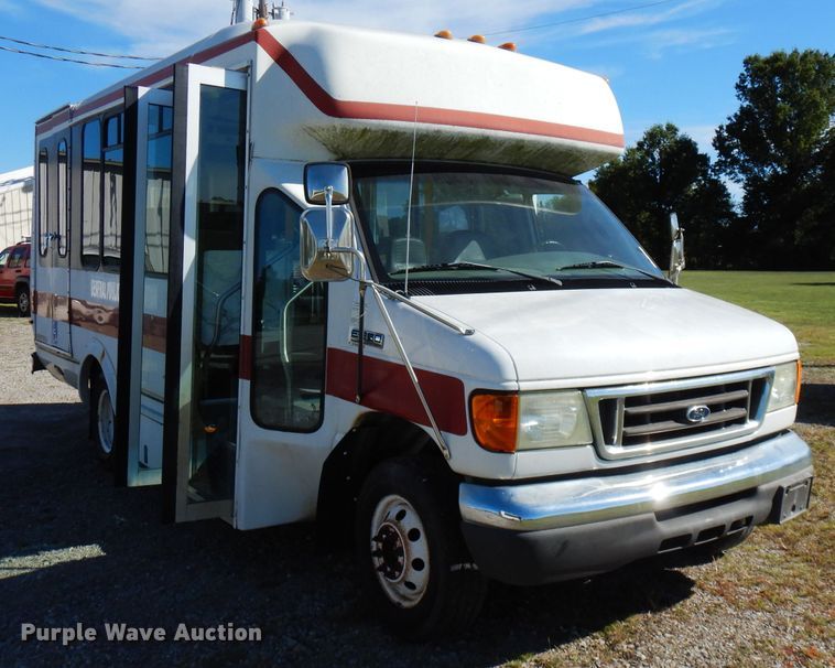 image for item FR9131 2006 Ford E350   shuttle bus