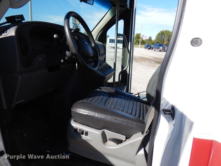 image for item FR9131 2006 Ford E350   shuttle bus