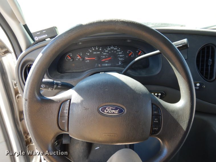 image for item FR9131 2006 Ford E350   shuttle bus