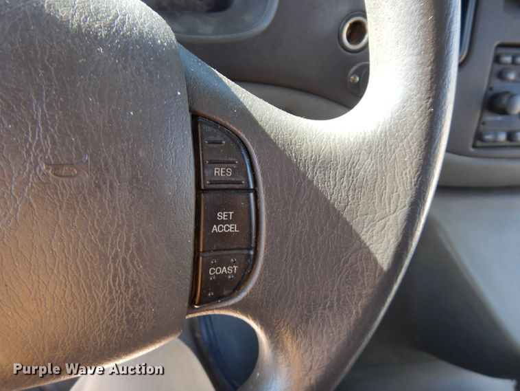 image for item FR9131 2006 Ford E350   shuttle bus