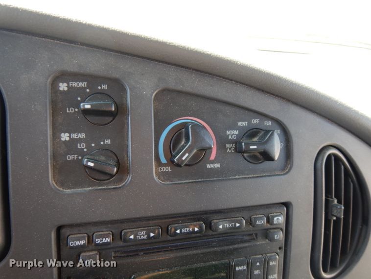 image for item FR9131 2006 Ford E350   shuttle bus