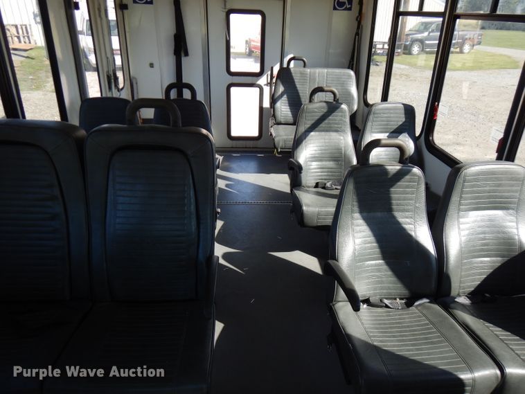 image for item FR9131 2006 Ford E350   shuttle bus