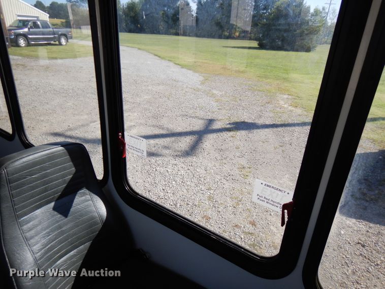 image for item FR9131 2006 Ford E350   shuttle bus