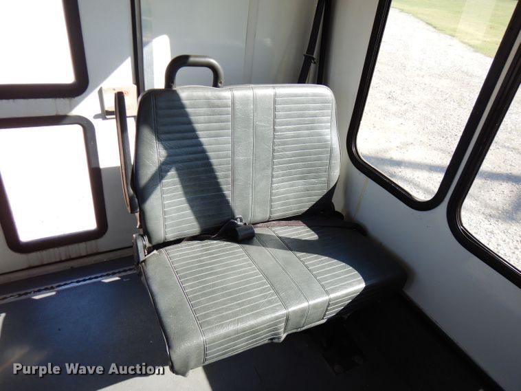 image for item FR9131 2006 Ford E350   shuttle bus