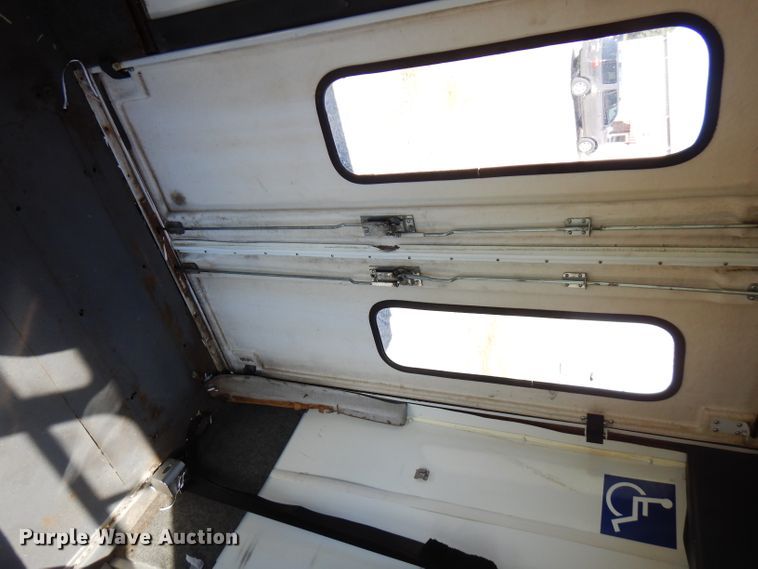 image for item FR9131 2006 Ford E350   shuttle bus