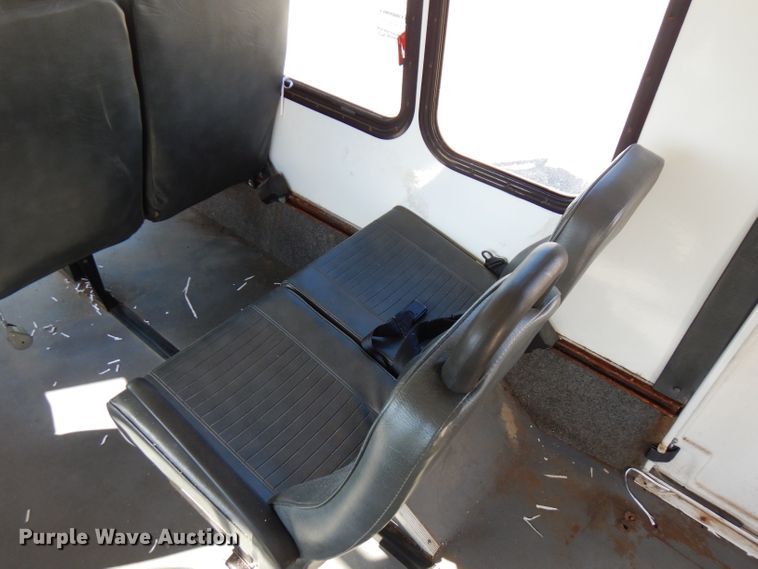 image for item FR9131 2006 Ford E350   shuttle bus