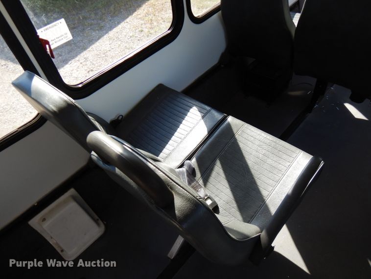 image for item FR9131 2006 Ford E350   shuttle bus