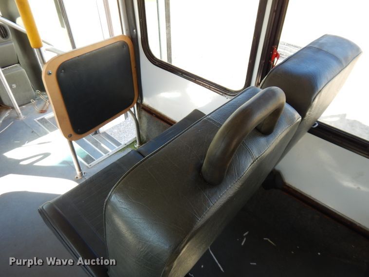 image for item FR9131 2006 Ford E350   shuttle bus