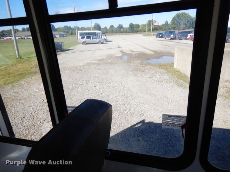 image for item FR9131 2006 Ford E350   shuttle bus