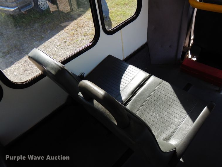 image for item FR9131 2006 Ford E350   shuttle bus