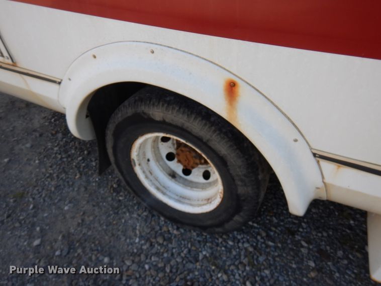 image for item FR9131 2006 Ford E350   shuttle bus