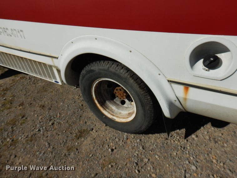 image for item FR9131 2006 Ford E350   shuttle bus