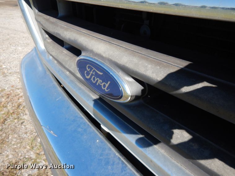 image for item FR9131 2006 Ford E350   shuttle bus