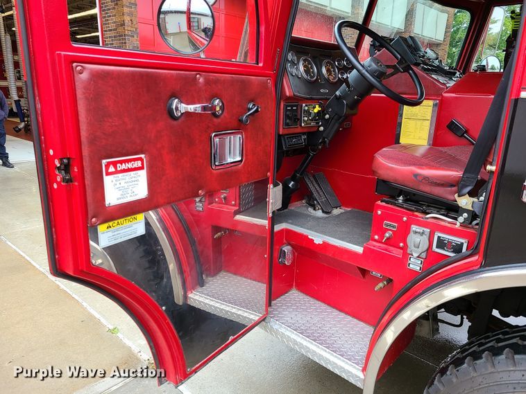 image for item GO9352 1999 Pierce Sabor  pumper fire truck