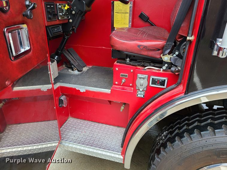 image for item GO9352 1999 Pierce Sabor  pumper fire truck