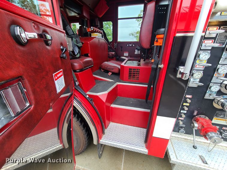 image for item GO9352 1999 Pierce Sabor  pumper fire truck