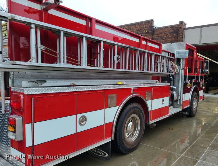 image for item GO9352 1999 Pierce Sabor  pumper fire truck