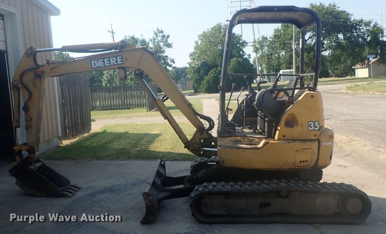 image for item GV9691 2000 John Deere 35 ZTS  mini excavator