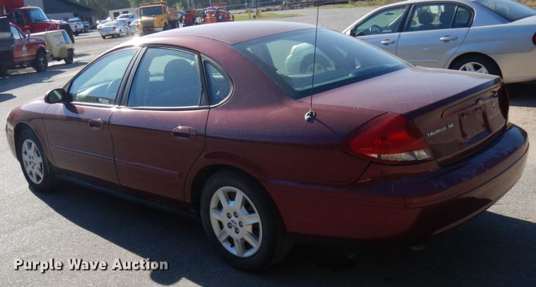 image for item HD9035 2005 Ford Taurus SE