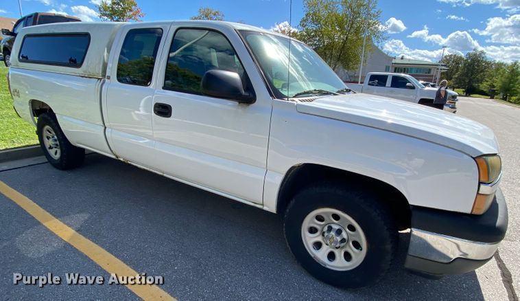 image for item HE9832 2005 Chevrolet Silverado 1500  Ext. Cab pickup truck