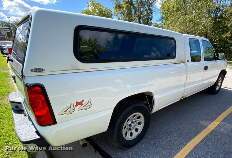 image for item HE9832 2005 Chevrolet Silverado 1500  Ext. Cab pickup truck