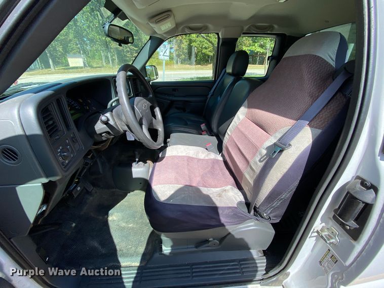 image for item HE9832 2005 Chevrolet Silverado 1500  Ext. Cab pickup truck