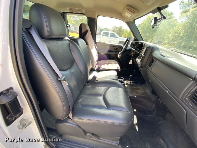 image for item HE9832 2005 Chevrolet Silverado 1500  Ext. Cab pickup truck