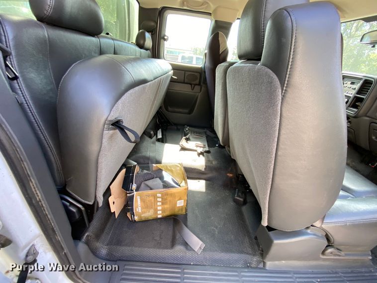 image for item HE9832 2005 Chevrolet Silverado 1500  Ext. Cab pickup truck