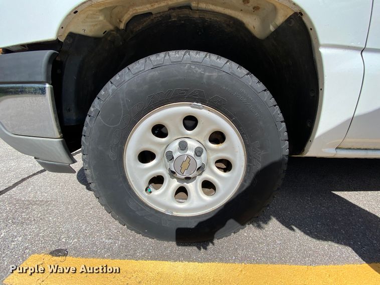 image for item HE9832 2005 Chevrolet Silverado 1500  Ext. Cab pickup truck