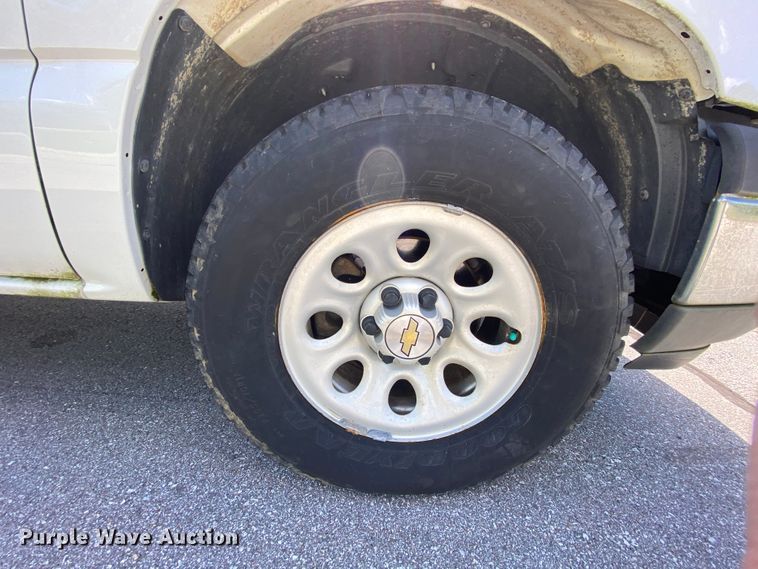 image for item HE9832 2005 Chevrolet Silverado 1500  Ext. Cab pickup truck