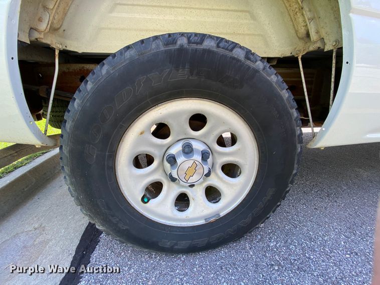 image for item HE9832 2005 Chevrolet Silverado 1500  Ext. Cab pickup truck