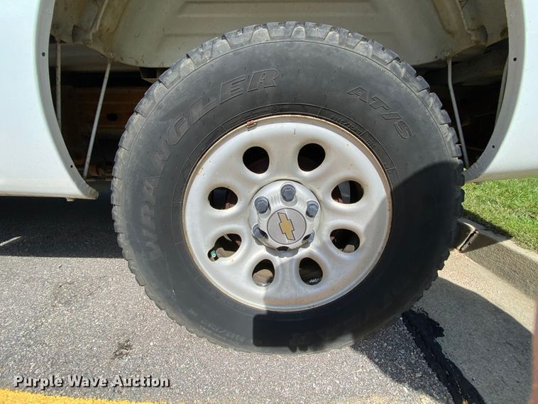 image for item HE9832 2005 Chevrolet Silverado 1500  Ext. Cab pickup truck