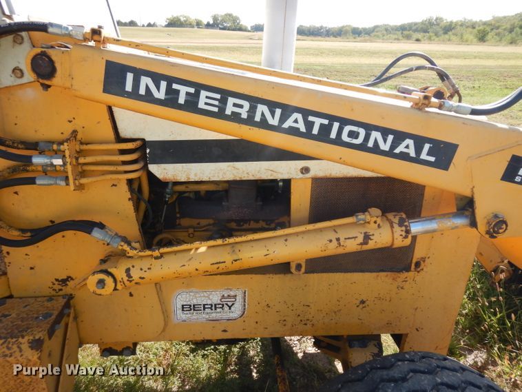image for item HN9297 International 260A  tractor