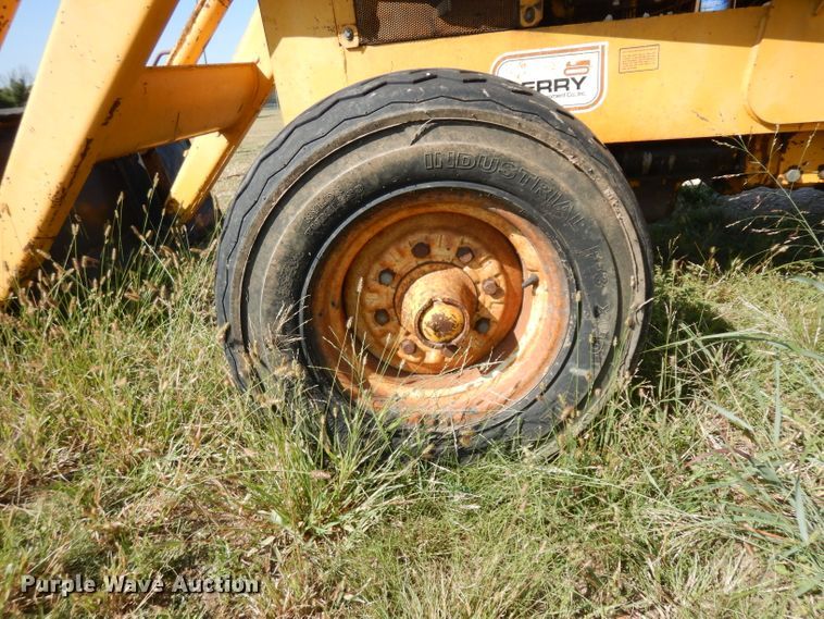 image for item HN9297 International 260A  tractor